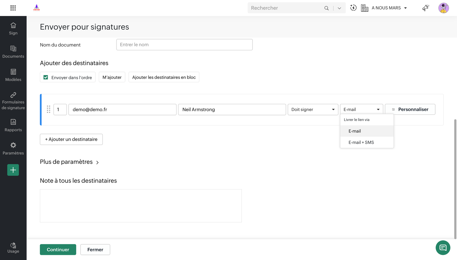 L'écran d'envoi pour signatures dans Zoho Sign, menu « Livrer le lien via » ouvert sur E-mail et E-mail + SMS