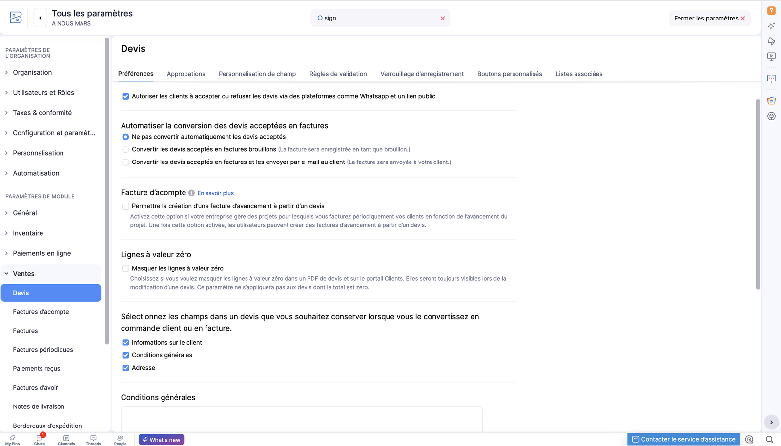 Les préférences du module Devis dans Zoho Books : la case autorisant l'acceptation par lien public, et les trois options de conversion automatique du devis accepté en facture