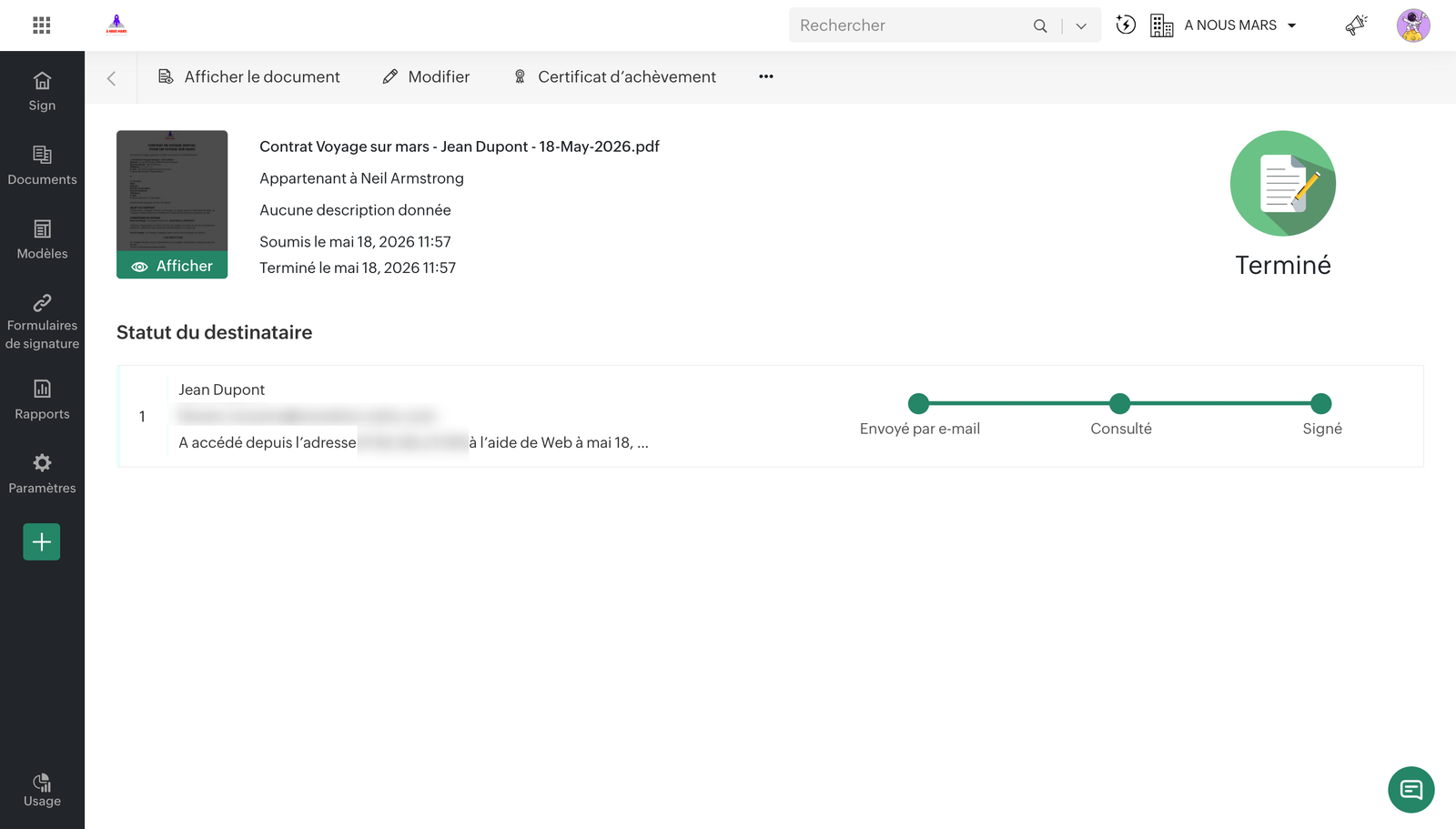 Le suivi d'un document dans Zoho Sign : statut Terminé, et le parcours du destinataire en trois étapes, envoyé par e-mail, consulté, signé